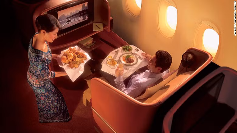 Là một trong những hãng hàng không tốt nhất thế giới, khoang hạng nhất của Singapore Airlines được trang bị đầy đủ hệ thống giải trí qua màn hình LCD 24 inch với ghế ngồi dễ dàng chuyển thành giường nằm cùng nệm, chăn, gối cao cấp. Khách còn có thể chọn món chính trong bữa ăn của mình trước khi lên máy bay.