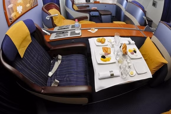 Khoang hạng nhất của Thai Airways: Thai Airways nổi tiếng là một trong những hãng hàng không mạnh của Đông Nam Á. Điểm nổi bật của hãng nằm ở khoang hạng nhất với giường xoay 180 độ, hệ thống nhà vệ sinh tiện nghi và các spa phục vụ suốt chuyến bay. Ngoài ra, hành khách cũng có thể đặt trước những món ăn được nấu bởi các đầu bếp danh tiếng Thái Lan.