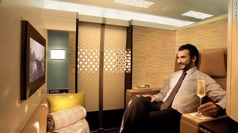 Vé hạng nhất của hãng Etihad: Khoang cabin xa hoa của hãng Etihad được thiết kế như một căn hộ giữa không trung với diện tích rộng 11 m2, bao gồm phòng ngủ, phòng tắm và khu giải trí riêng biệt. “Căn hộ” còn có màn hình 32 inch và một tiếp viên riêng để phục vụ. Hành khách hạng nhất của Etihad cũng được phục vụ các món ăn do đầu bếp hàng đầu thế giới nấu.