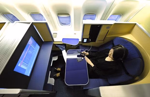 Khoang hạng nhất của ANA: All Nippon Airways (ANA) là hãng hàng không có trụ sở tại Thủ đô Tokyo, Nhật Bản. Cabin hạng nhất của All Nippon Airways mang lại sự thoải mái tối đa cho du khách như đang nghỉ tại khách sạn 5 sao với điện thoại quốc tế truyền hình vệ tinh, tai nghe loại bỏ tiếng ồn, màn hình LCD rộng 23 inch…