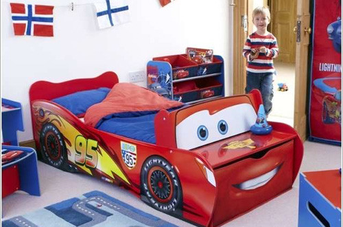 Mẫu giường ngủ hình ô tô cũng là món đồ khiến nhiều bé trai thích mê.