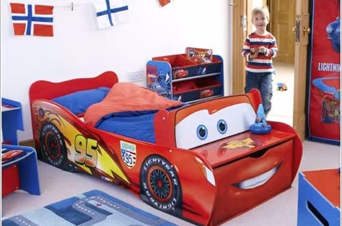 Mẫu giường ngủ hình ô tô cũng là món đồ khiến nhiều bé trai thích mê.