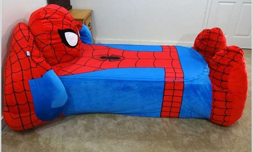 Chiếc giường chủ đề Người Nhện cho bé trai.