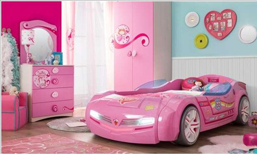 Giường ô tô chủ đề búp bê Barbie cho bé gái.