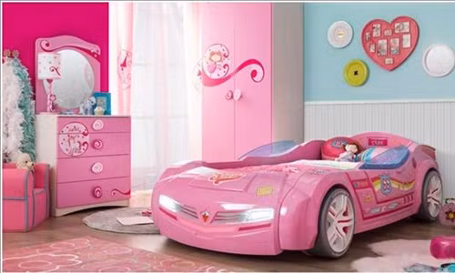 Giường ô tô chủ đề búp bê Barbie cho bé gái.