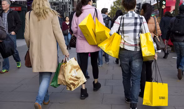 Hầu như tất cả các mặt hàng trong ngày Black Friday đều giảm giá trung bình từ 10% – 30%. Từ những thương hiệu bình dân đến những thương hiệu nổi tiếng như Nike, IBM, Apple… đều đưa ra mức giảm giá đến không ngờ.