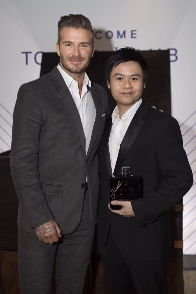 Được biết, Quang Thành - chồng sắp cưới của Midu sinh năm 1989, anh từng theo học Thạc sỹ chuyên ngành Quản trị kinh doanh tại Mỹ. Quang Thành nổi tiếng đất Sài thành vì là người thừa kế đầu tiên của đại gia Quang Chất, ông chủ trung tâm thương mại Saigon Square tại TP HCM. Ảnh: Trong lần David Beckham về Việt Nam vừa qua, Quang Thành cũng là một trong những doanh nhân được vinh dự mời tới gặp gỡ và dùng tiệc cùng cầu thủ nổi tiếng này.