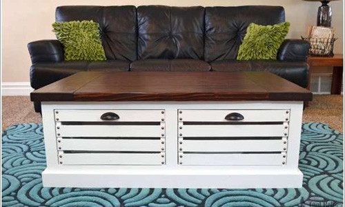 Chiếc bàn được chế từ kệ tủ đựng đồ lạ mắt.