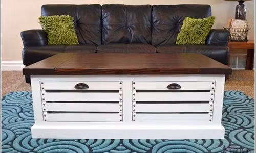 Chiếc bàn được chế từ kệ tủ đựng đồ lạ mắt.