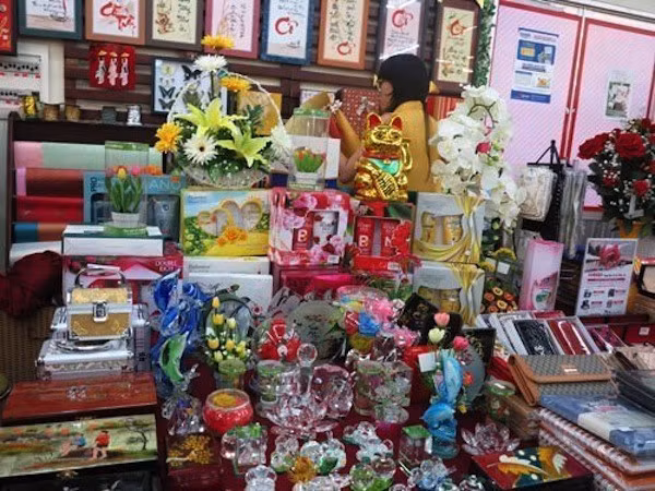 Đồ lưu niệm: Những món quà lưu niệm 20/11 nhỏ xinh như: Cốc, ly uống nước, bút, sổ… cũng là những món đồ gần gũi với công việc hàng ngày của thầy cô. Những món đồ này luôn sẵn có ở các cửa hàng bán đồ lưu niệm với nhiều mẫu mã bắt mắt, hợp túi tiền.