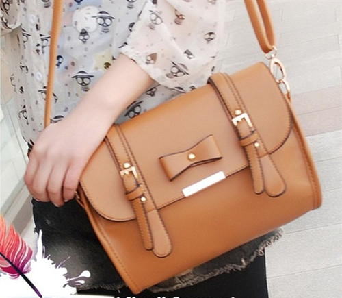 Túi xách: Nếu bạn đang có ý định mua túi xách tặng cho cô giáo vào ngày Nhà giáo Việt Nam thì tốt nhất nên mua loại túi to bản để có thể đặt vừa cuốn giáo án. Hơn nữa, nếu chiếc túi được thiết kế với kiểu dáng khá thời trang thì giáo viên có thể sử dụng đi dạy lẫn khi dạo phố.