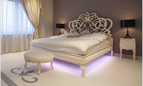 Đèn gầm giường màu tím mộng mơ khiến căn phòng dịu mắt, ấm cúng.