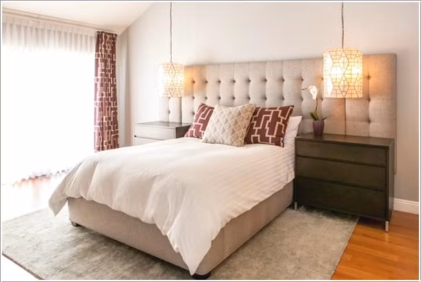 Treo đèn đầu giường tạo một cái nhìn độc đáo cho căn phòng.