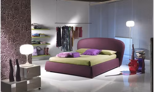 Những cây đèn ngủ chiếu sáng ấm áp cho căn phòng.