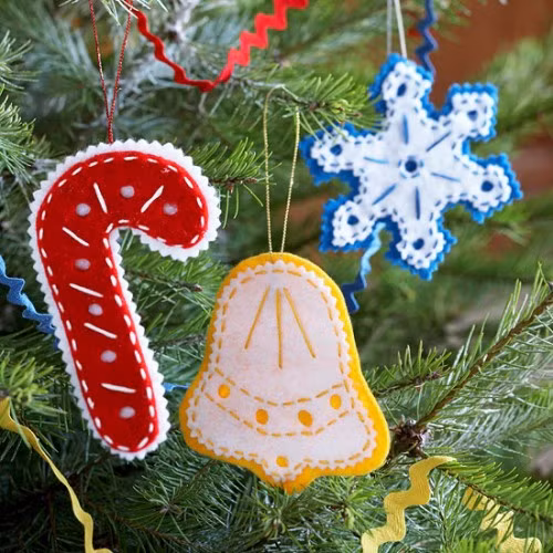 Chiếc gậy, chuông trang trí đẹp mắt.