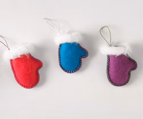 Những chiếc găng tay màu mè nhỏ xíu nhưng khá nổi bật khi dùng trang trí.