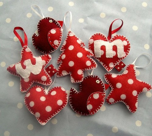 Những vật trang trí nho nhỏ mà bạn có thể tự làm với các vật liệu đơn giản gồm: vải, bông và kim chỉ.