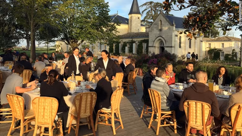 Mọi người đến đây thu hoạch nho một cách tình nguyện và sau những buổi làm việc vất vả, họ sẽ cùng nhau thưởng thức những bữa tiệc thịnh soạn.