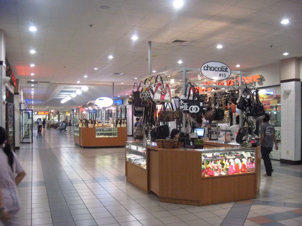 Hong Kong City Mall là điểm thu hút đông đảo cộng đồng người Mỹ gốc Á.