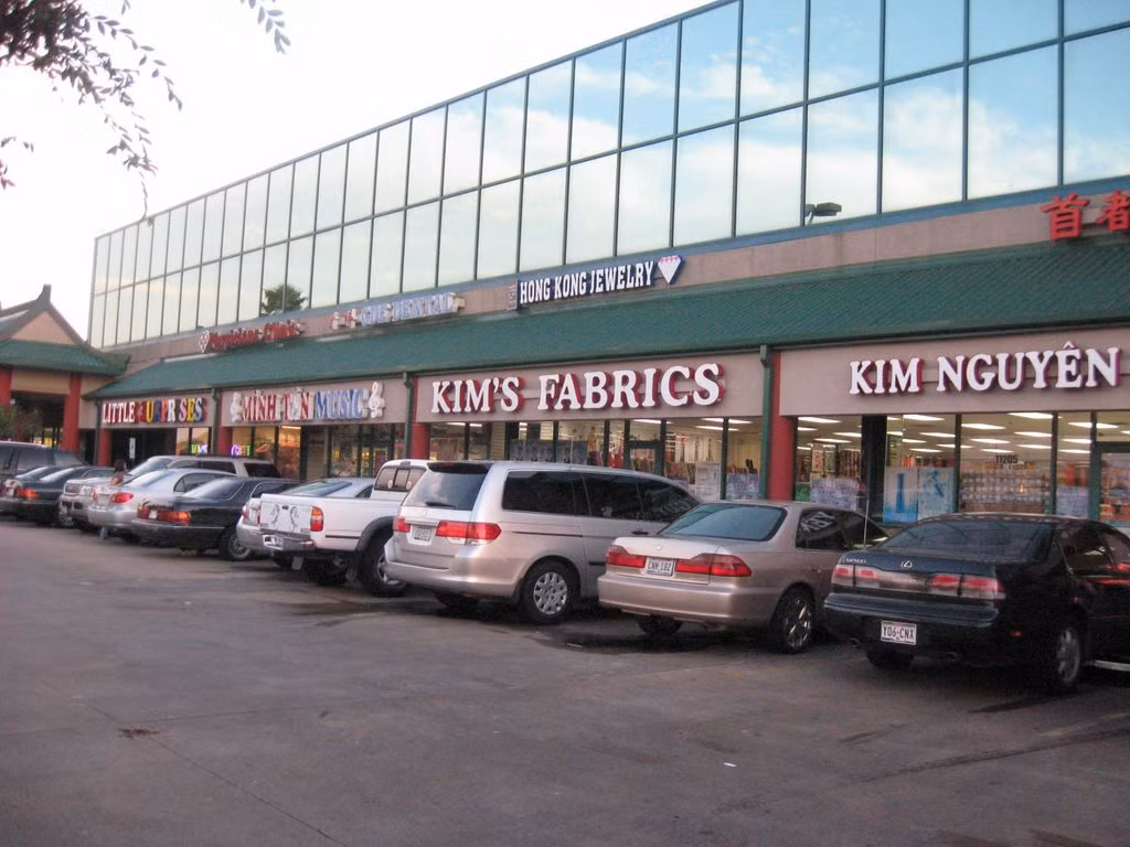 Bên ngoài khu chợ có rất nhiều nhà hàng, cửa hàng của người Việt.