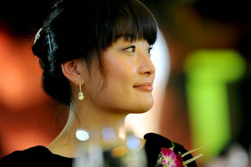 Kelly Zong (33 tuổi), tài sản 3 tỷ USD: Kelly Zong là cô con gái độc nhất của tỷ phú đồ uống Zong Qinghou. Từ khi 15 tuổi, cô đã rời nhà để theo học một trường tư tại Mỹ, sau đó vào Đại học Pepperdine với chuyên ngành Kinh doanh Quốc tế. Năm 2005, Zong gia nhập công ty của cha mình - Hangzhou Wahaha. Hiện Zong là chủ tịch Hangzhou Hongsheng Beverage Group thuộc Wahaha.