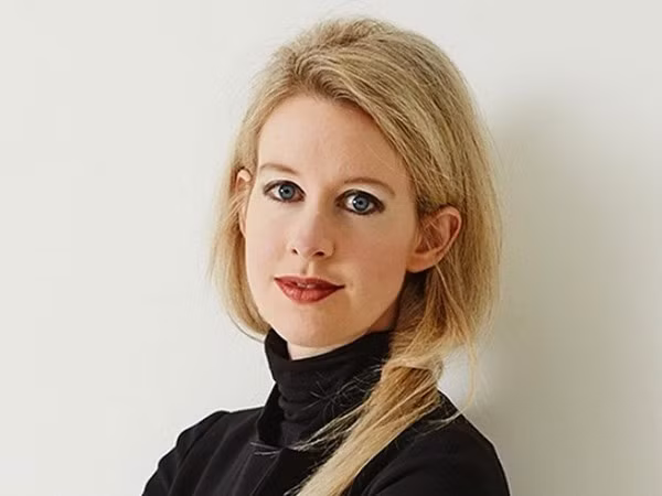 Elizabeth Holmes trở thành nữ tỷ phú trẻ nhất nước Mỹ khi ở tuổi 31 với tài sản ròng trị giá 4,5 tỷ USD. Từ khi còn là sinh viên năm 2 tại Standford, Elizabeth Holmes đã sáng lập Công ty công nghệ y tế Theranos với mục tiêu là giúp cho việc thử nghiệm lâm sàng máu trở nên rẻ và nhanh hơn. Vài tháng sau đó, cô đã rời khỏi trường để dành thời gian cho công việc.