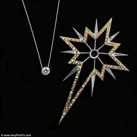 Riêng ngôi sao gắn trên ngọn cây thông Noel đã có giá lên đến 615.000 bảng. Chất liệu chính là bạc mạ vàng và gắn thủ công tới 280 viên kim cương với tổng giá trị lên đến hơn 12 carat.