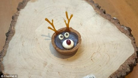 Chiếc bánh hình đầu chú tuần lộc. Nhìn qua thì nó rất bình thường như cái chấm đỏ nhỏ tí xíu nơi mũi của chú tuần lộc chính là viên ruby có giá 475 bảng.