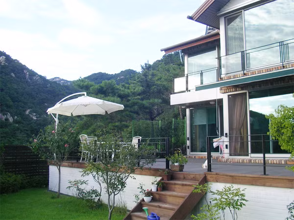 Nhiều người dân Hàn Quốc cho rằng, Pyeongchang-dong là một trong những khu vực giàu có nhất của đất nước với những ngôi biệt thự rộng thênh thang và lối kiến trúc độc đáo.