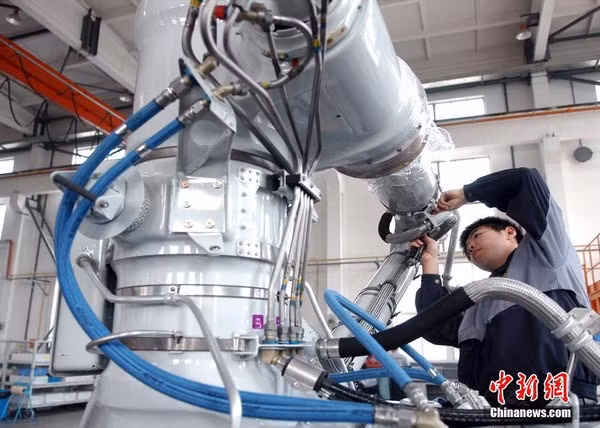 Mỗi ngày, những nhân viên của công ty đều miệt mài với những công việc kiểm tra, chẩn đoán bệnh, rồi tu sửa những chiếc máy bay khổng lồ.