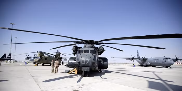 Trước đó tại triển lãm hàng không Dubai năm 2013, cả ba hãng bay lớn nhất vùng Vịnh là Emirates Airline, Qatar Airways và Etihad Airways lập kỷ lục khi đua nhau tiêu tiền khi ra đơn đặt hàng với Airbus và Boeing với tổng giá trị lên tới 200 tỷ USD.