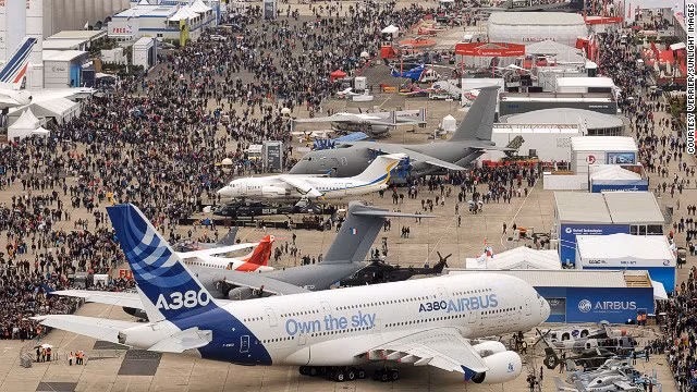Là triển lãm hàng không lớn thứ ba trên thế giới, Dubai Airshow lần thứ 14 năm nay thu hút tới 1.100 doanh nghiệp chuyên sản xuất và kinh doanh máy bay từ hơn 60 quốc gia và vùng lãnh thổ trên toàn thế giới.