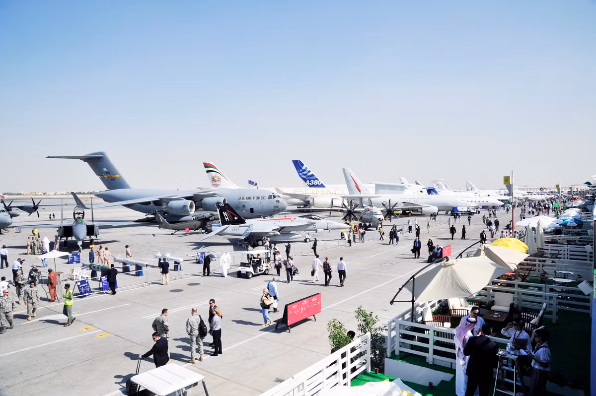 Triển lãm Dubai Airshow 2015 được kỳ vọng sẽ thu hút khoảng 65.000 khách tham quan, trong đó có nhiều khách là giới siêu giàu sẵn sàng bỏ tiền để tậu một chiếc máy bay riêng cũng như các quốc gia giàu có tại vùng Vịnh đang tìm kiếm các mẫu máy bay quân sự để bổ sung vào bộ sưu tập của mình.