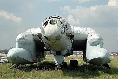 Nhìn từ trước chiếc thủy phi cơ Bartini Beriev VVA-14 của Liên Xô được chế tạo vào năm 1972 trông như một con rùa biển khổng lồ. Tất nhiên, mẫu còn sót lại ở bảo tàng đã bị tháo rời đôi cánh chính.