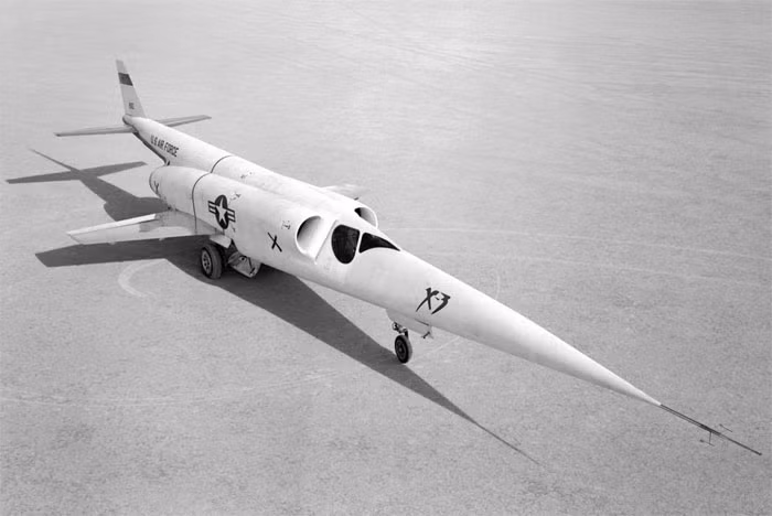 Máy bay phản lực Douglas X-3 Stiletto có thân máy hẹp, cánh nhỏ, mũi dài và nhọn đến khó hiểu. Qua những lần thử nghiệm vào năm 1952, X-3 bay rất kém và chưa từng đạt đến tốc độ mong muốn. Tuy nhiên, nhiều chi tiết thiết kế của X-3 lại được vận dụng cho một vài mẫu máy bay siêu thanh ngày nay.