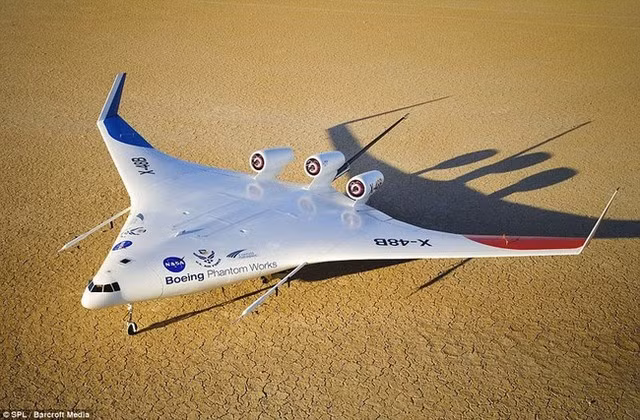 Thoạt nhìn, nhiều người sẽ không biết X-48B Blended Wing Body là máy bay hay tàu vũ trụ. Về cơ bản, X-48B Blended Wing Body chỉ là một nguyên mẫu thử nghiệm. X-48B Blended Wing Body là "con lai" giữa dòng máy bay thông thường và loại có thiết kế cánh cố định, không đuôi. Nguyên mẫu này ra đời nhằm đáp ứng nhu cầu về một mẫu máy bay vận chuyển quân sự công suất lớn, hành trình dài và đa nhiệm.