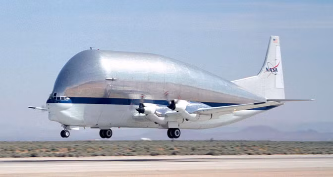 Máy bay vận tải cỡ lớn Super Guppy của NASA có hình dạng như một con cá voi khổng lồ cất cánh lần đầu tiên năm 1980 tại California (Mỹ).