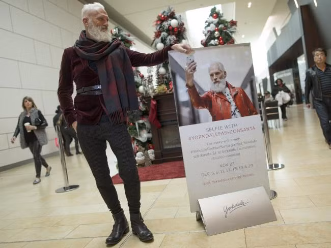 Đặc biệt, cửa hàng Yorkdale sẽ dành tặng 1 USD cho quỹ từ thiện khi khách hàng chụp ảnh tự sướng với các bức ảnh thời trang của ông Mason rồi gửi lên trang mạng của trung tâm.