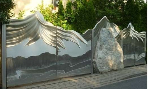 Một kiểu cổng nhà hình những ngọn núi đá trập trùng.