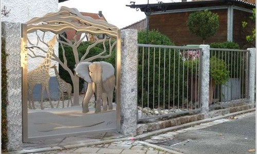 Cánh cổng này khiến người ta liên tưởng đến một vườn thú.