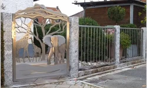 Cánh cổng này khiến người ta liên tưởng đến một vườn thú.