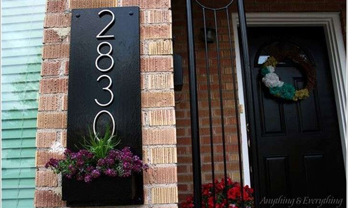 Việc gắn số nhà trên một tấm bảng gỗ trước hiên cũng là cách trang trí nhà cửa ấn tượng mà bạn nên tham khảo.