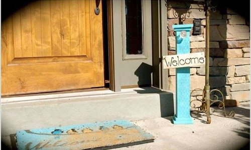 Một tấm biển "Welcome" (có nghĩa là Chào đón) khiến các vị khách ấn tượng ngay từ khi đứng trước hiên nhà bạn.