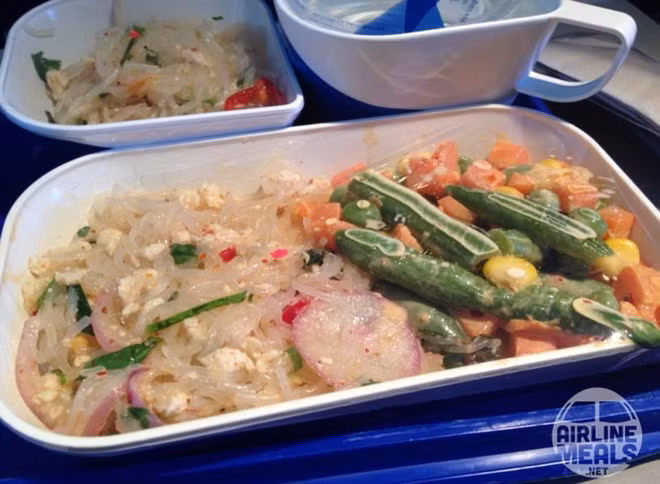 Suất ăn được phục vụ trên máy bay của hãng Bangkok Airways. Đây là một trong những suất ăn trên máy bay tệ nhất do trang AirlineMeals.net thu thập được.
