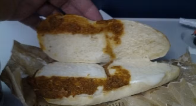Hành khách của hãng Delta Air Lines đã khá sốc khi nhận được chiếc bánh mỳ pate thịt khó nuốt này.