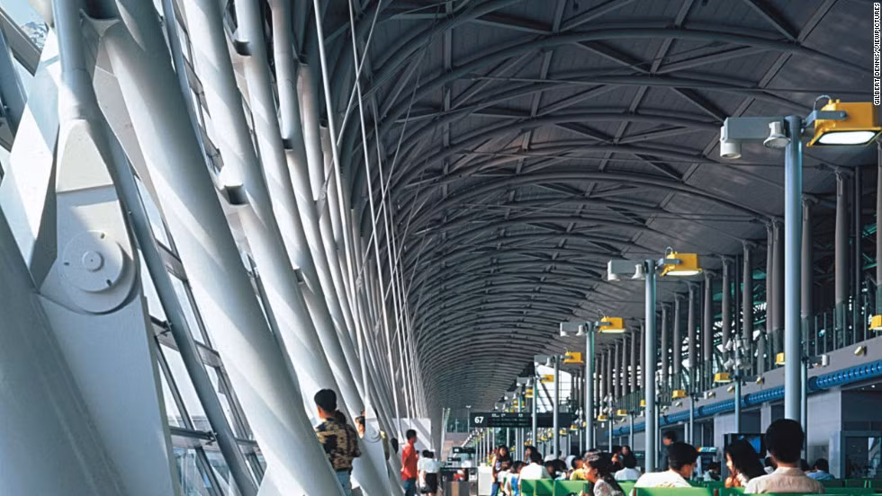 Sân bay Kansai International hoàn thành năm 1994. Để hoàn thành công trình tạo đảo và xây dựng sân bay, người Nhật đã phải mất 20 năm trời với 1.500 tỷ yên chi phí.