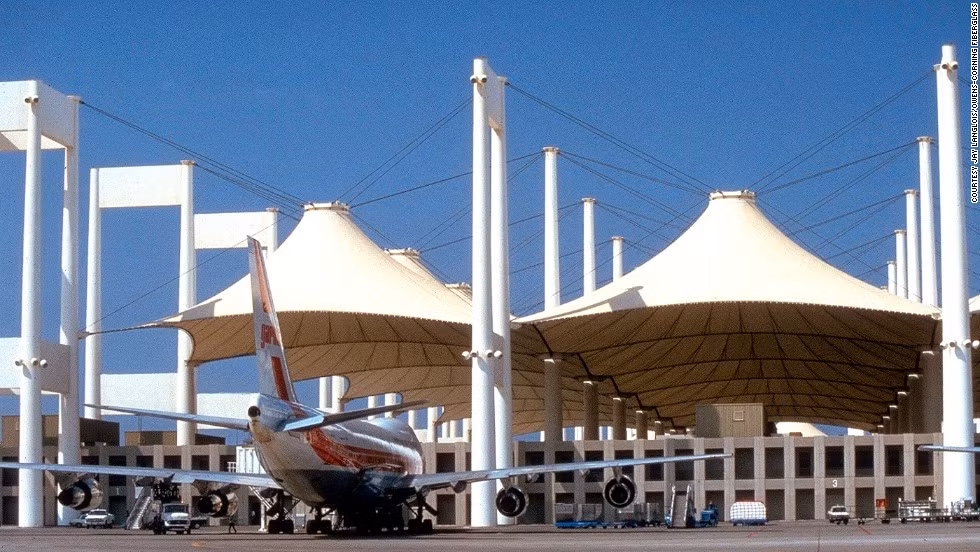 Sân bay King Abdulaziz International ở Ả Rập Xê Út giống như những chiếc lều khổng lồ “mọc” lên giữa sa mạc.