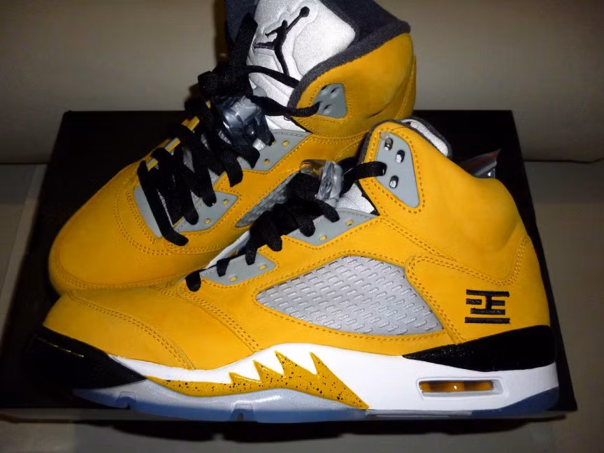 Air Jordan V Retro T23 Tokyo – 5.000 USD (khoảng 113 triệu đồng): Đôi giày được ví như những viên đá quý màu vàng đen được sản xuất cho giải đấu bóng rổ Tokyo 23 vài năm trở lại đây kể từ 2011. Gần đây, những đôi giày đặc biệt này được bán với giá 5.000 USD.