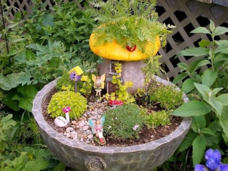 Sự xuất hiện của các ngôi nhà trong chậu cây đem tới cảm giác sinh động.