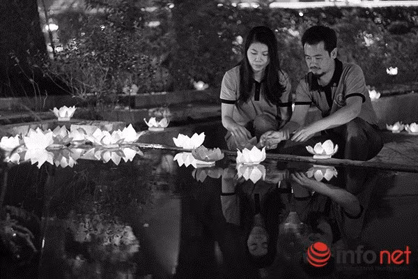 Anh Vũ Văn Kiên cùng vợ thả hoa đăng tri ân ngay trong sân nhà riêng của Đại tướng.